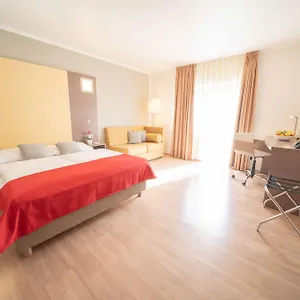 מלון Orangerie ****